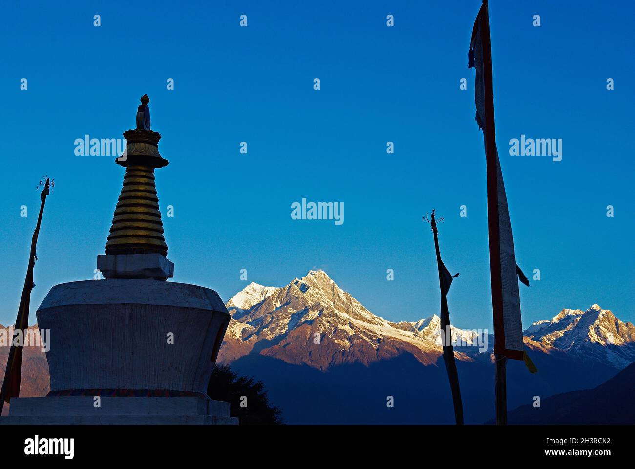 Nepal. Khumbu-Region. Stupa und Gebetsfahne mit dem Berg Rolwalin auf dem Rücken. . Stockfoto