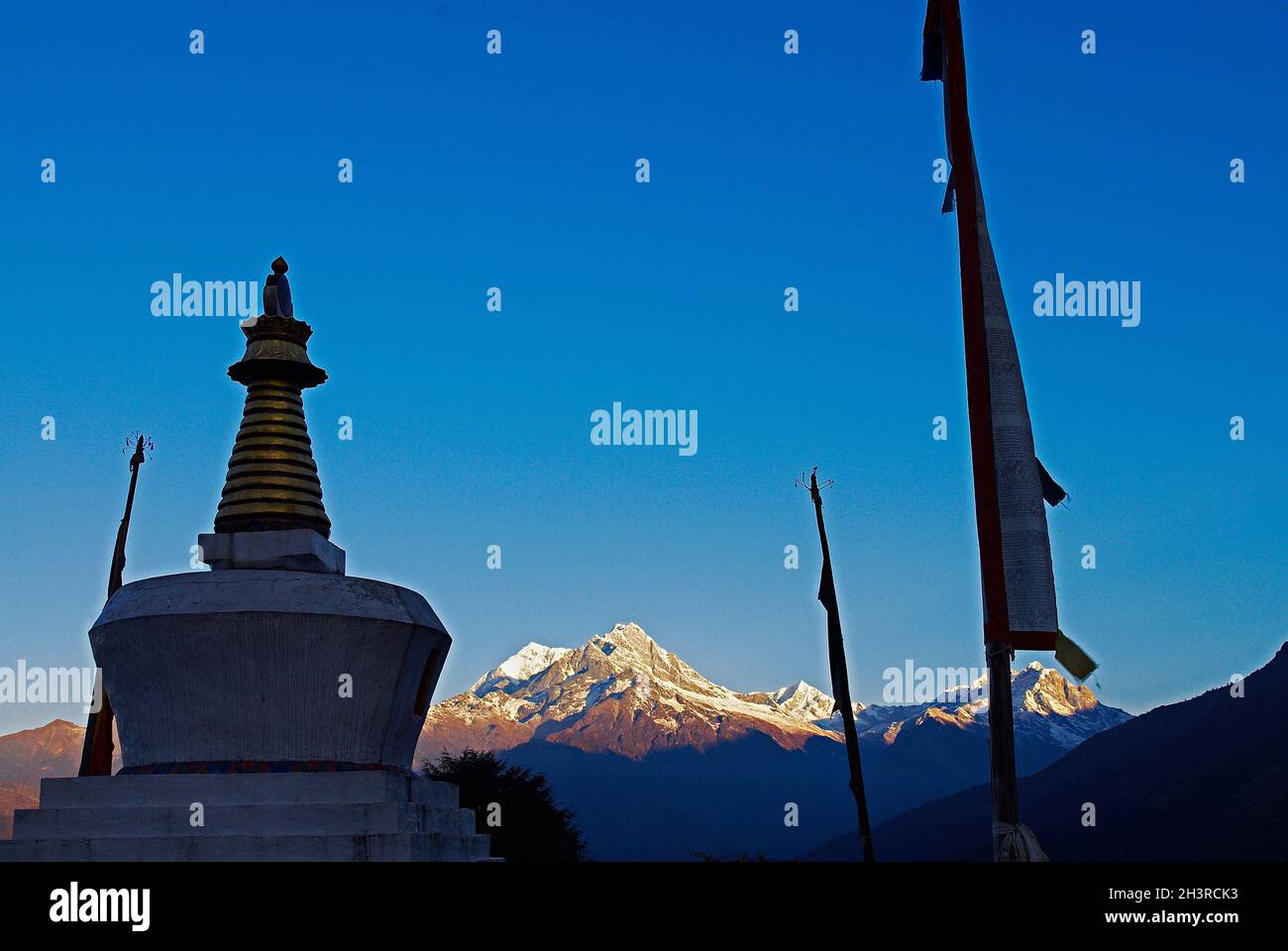 Nepal. Khumbu-Region. Stupa und Gebetsfahne mit dem Berg Rolwalin auf dem Rücken. . Stockfoto