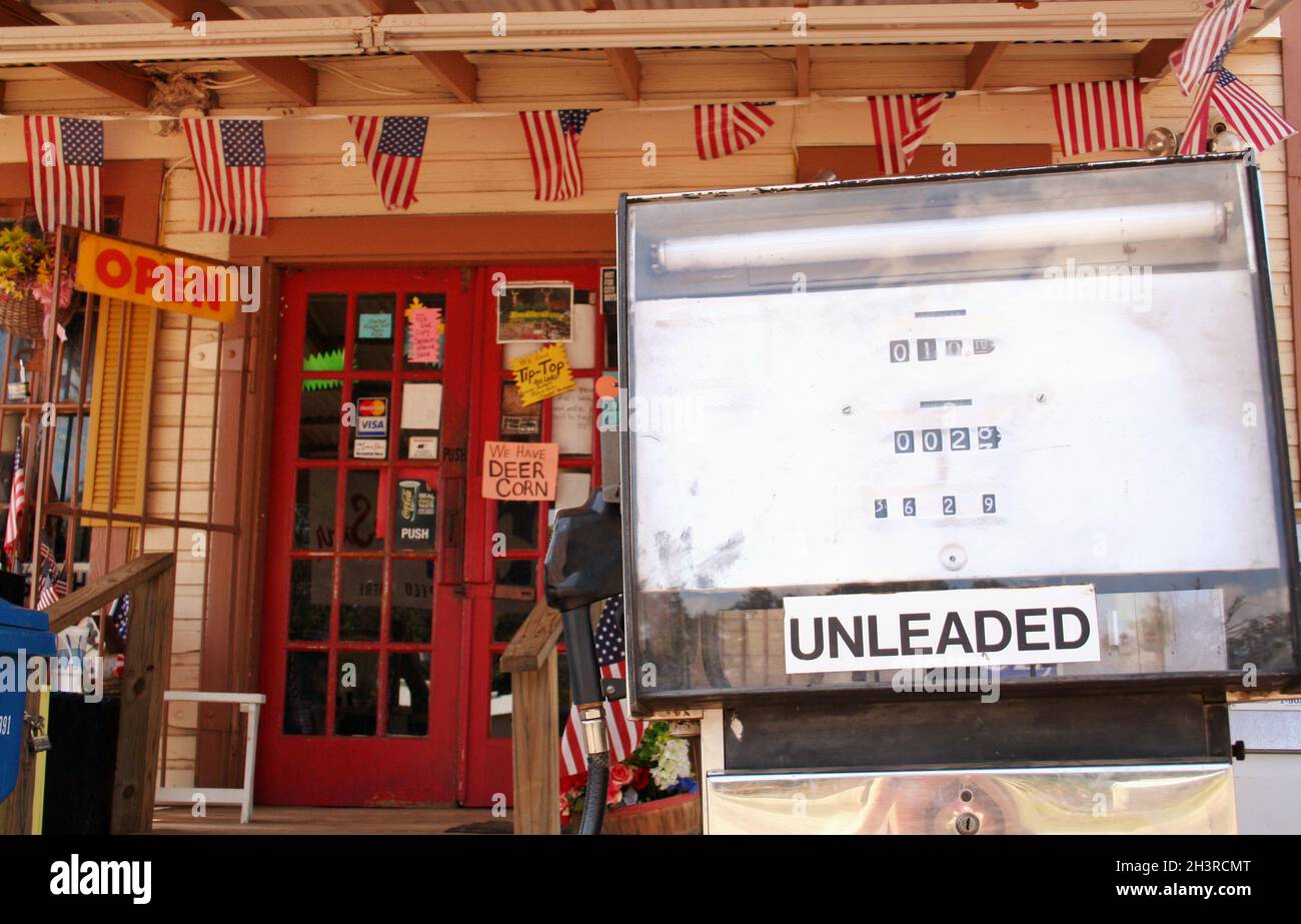 Maydelle TX - Vintage-Gaspumpe an der ländlichen Tankstelle Stockfoto