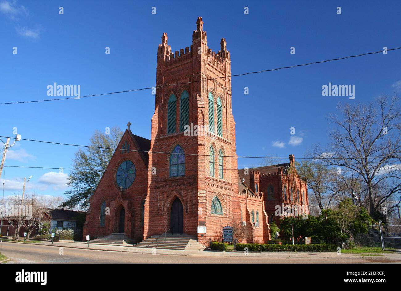 Kleine ländliche Kirche mit blauem Himmel und Bäumen Stockfoto