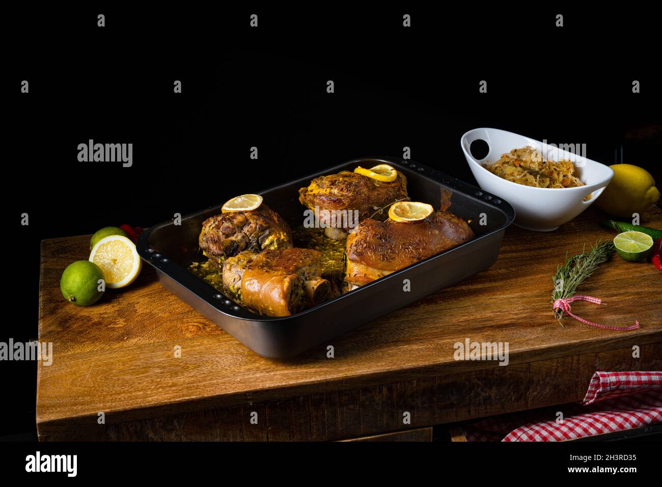 Knusprig gebratene Schweineknöchel aus dem Ofen Stockfoto
