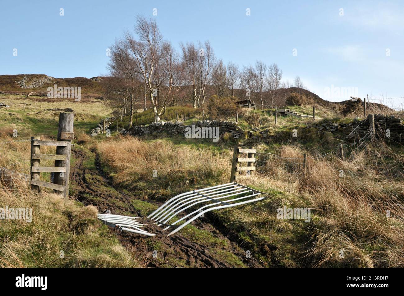 High pennine Farmland mit einem zerbrochenen Tor über einen Pfad, der zum midgley Moor in calderdale West yorkshire führt Stockfoto