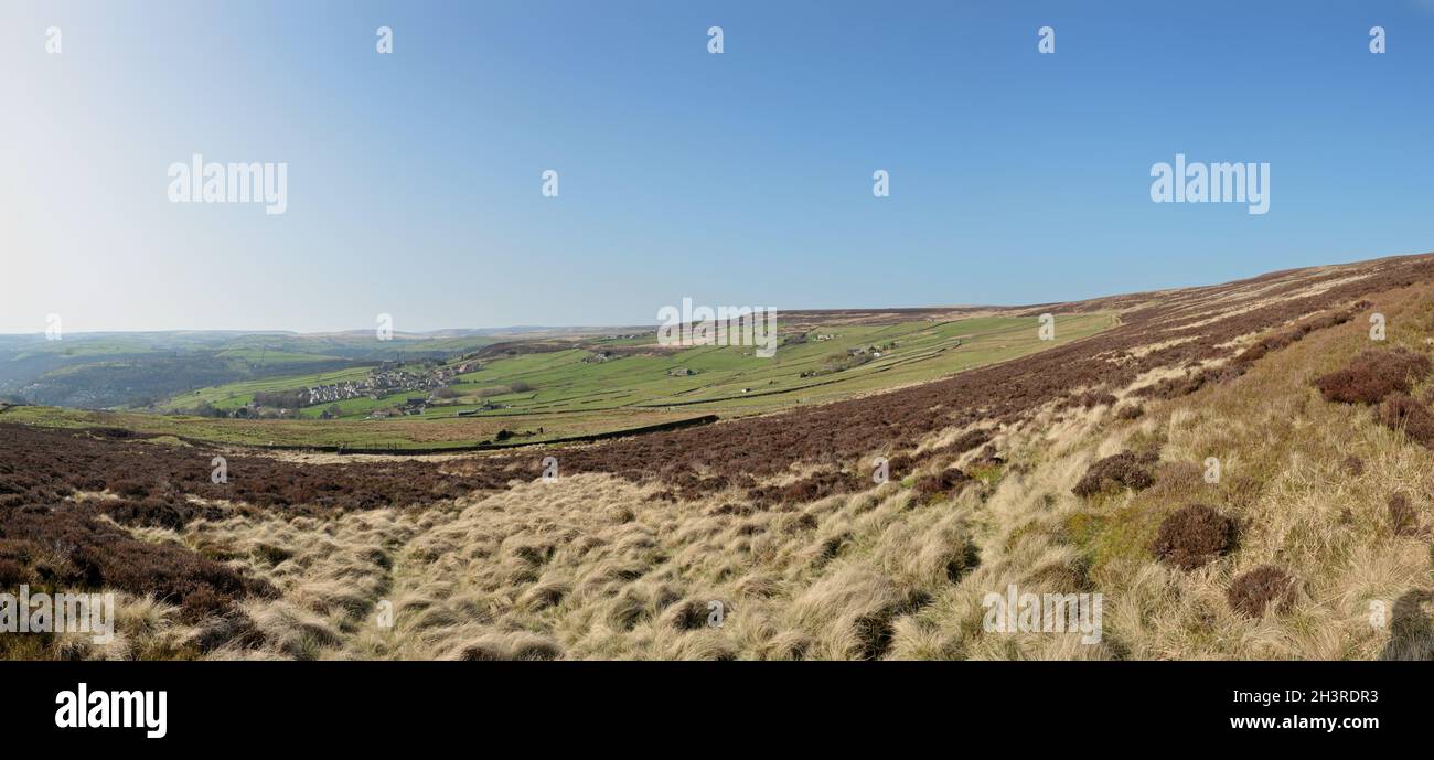 Ein Panoramablick auf das Dorf der Altstadt in calderdale West yorkshire mit umliegenden pennine Farmen und Hügeln mit mi Stockfoto