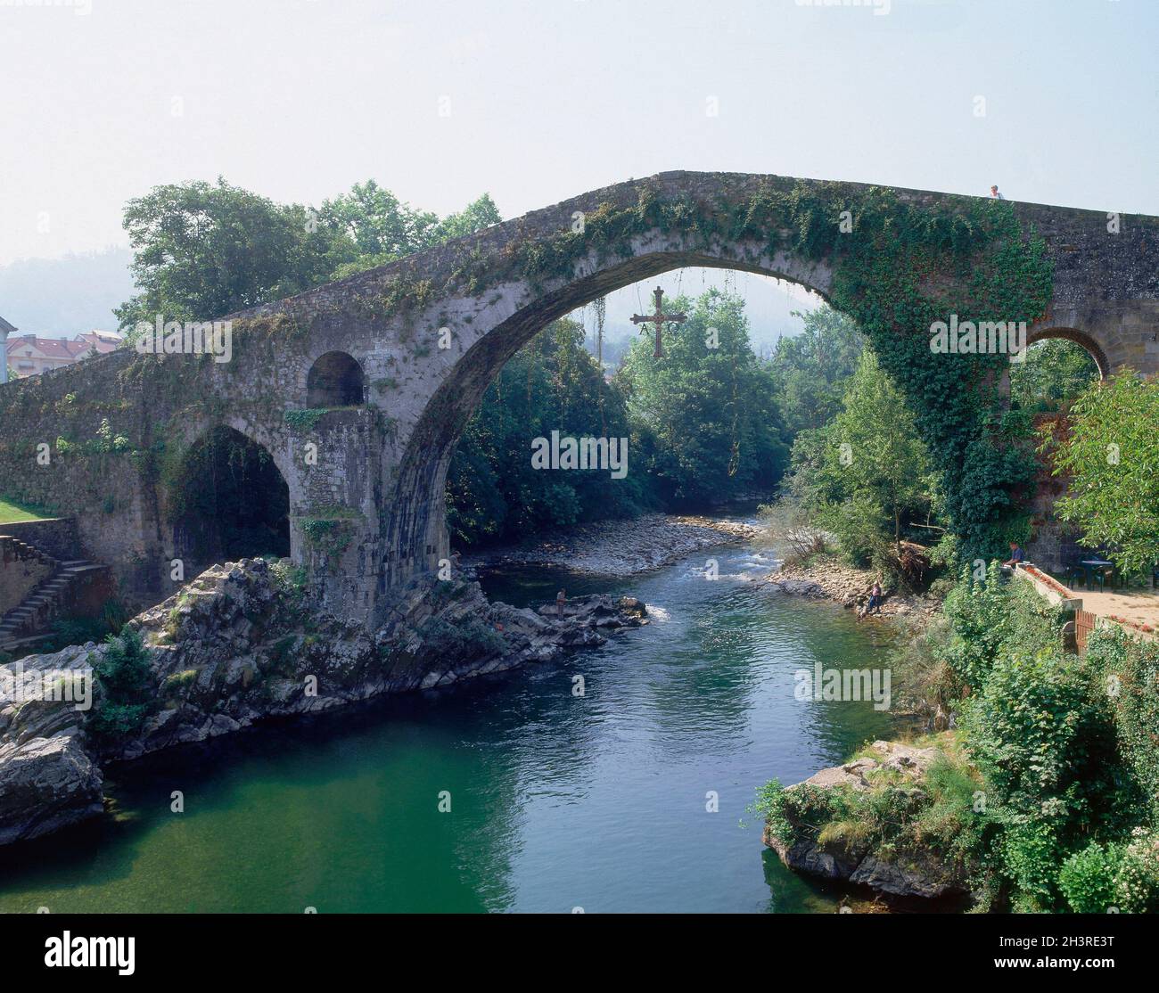 Puente mittelalterliche de origen romano Fotos und Bildmaterial in