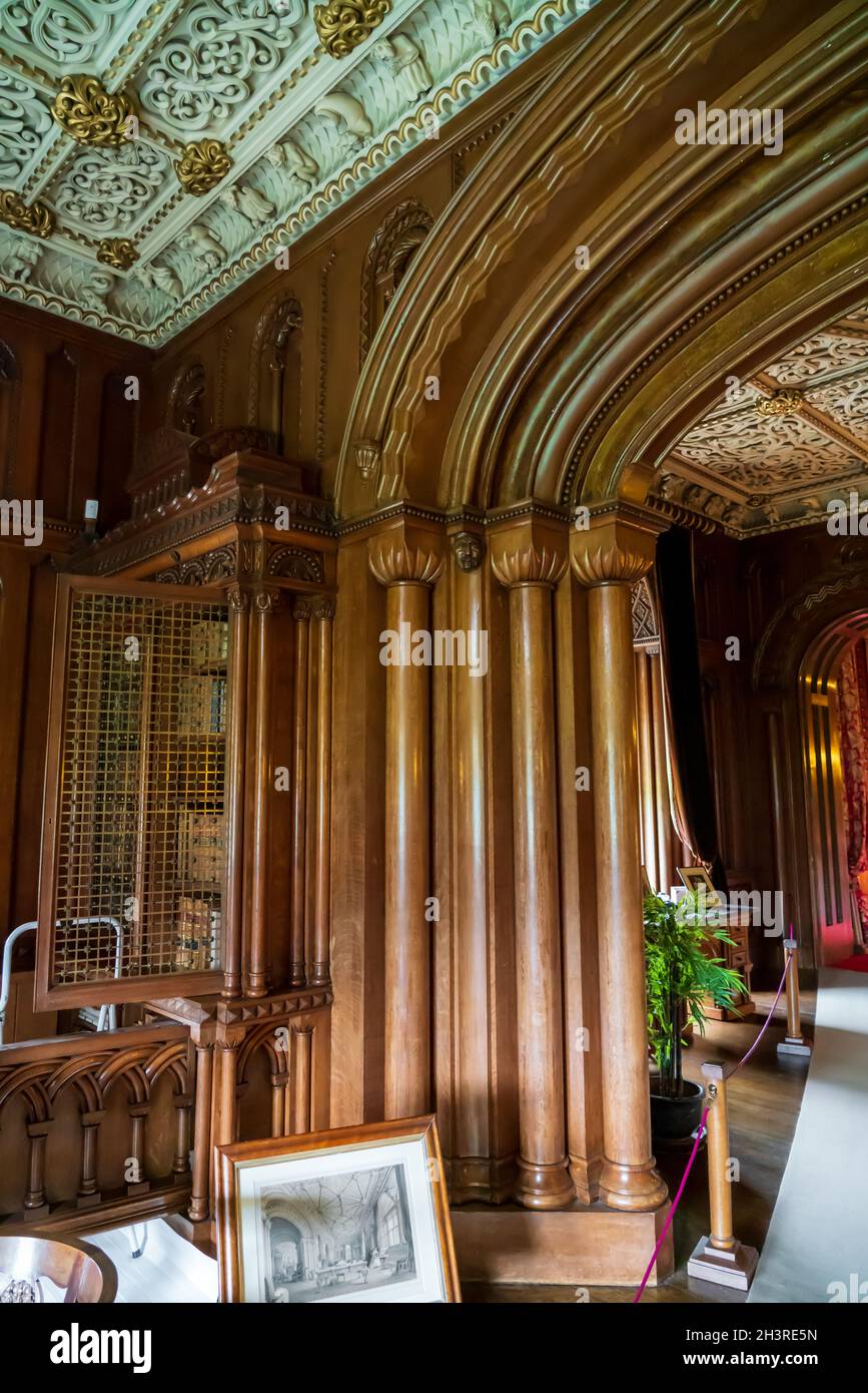 Exquisite Handwerkskunst, Zimmerei, Möbel, Möbel und Einrichtungen eines opulenten Schloss-Lebensstils Stockfoto