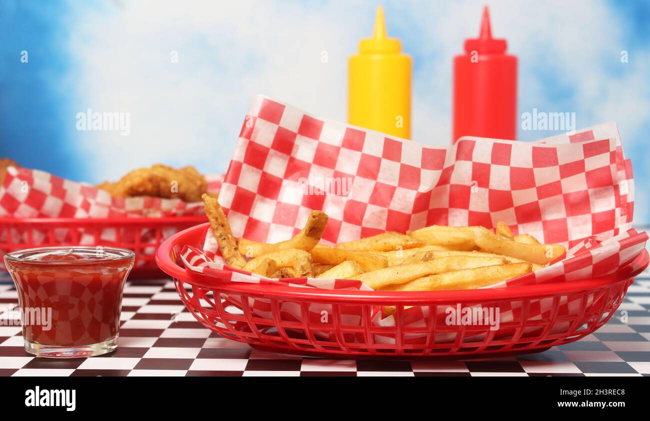 Hähnchen-Tender mit Toast im Retro Diner Stockfoto