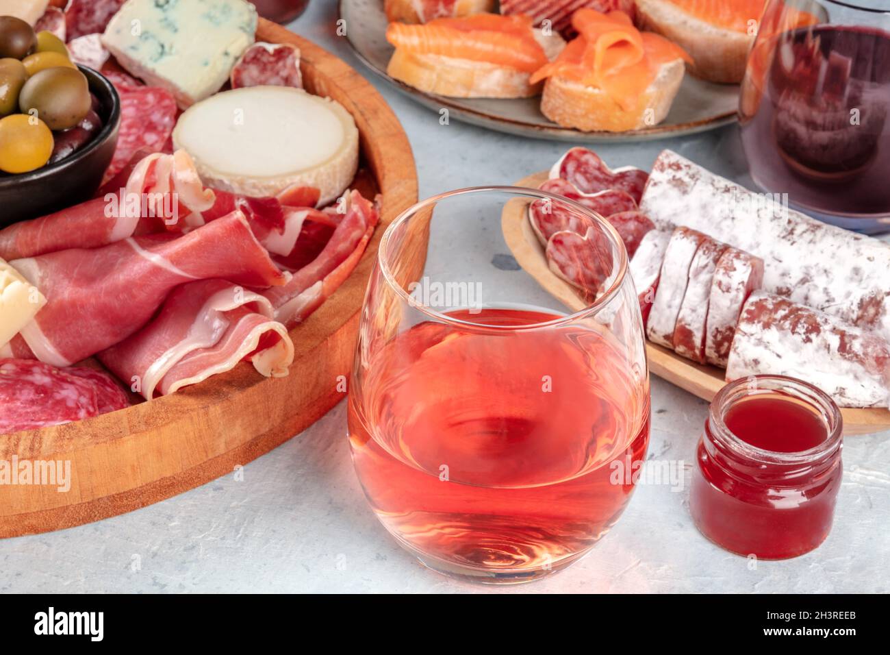 Rosenwein mit Wurstwaren, Käse und Lachs-Sandwiches. Spanische Tapas Stockfoto
