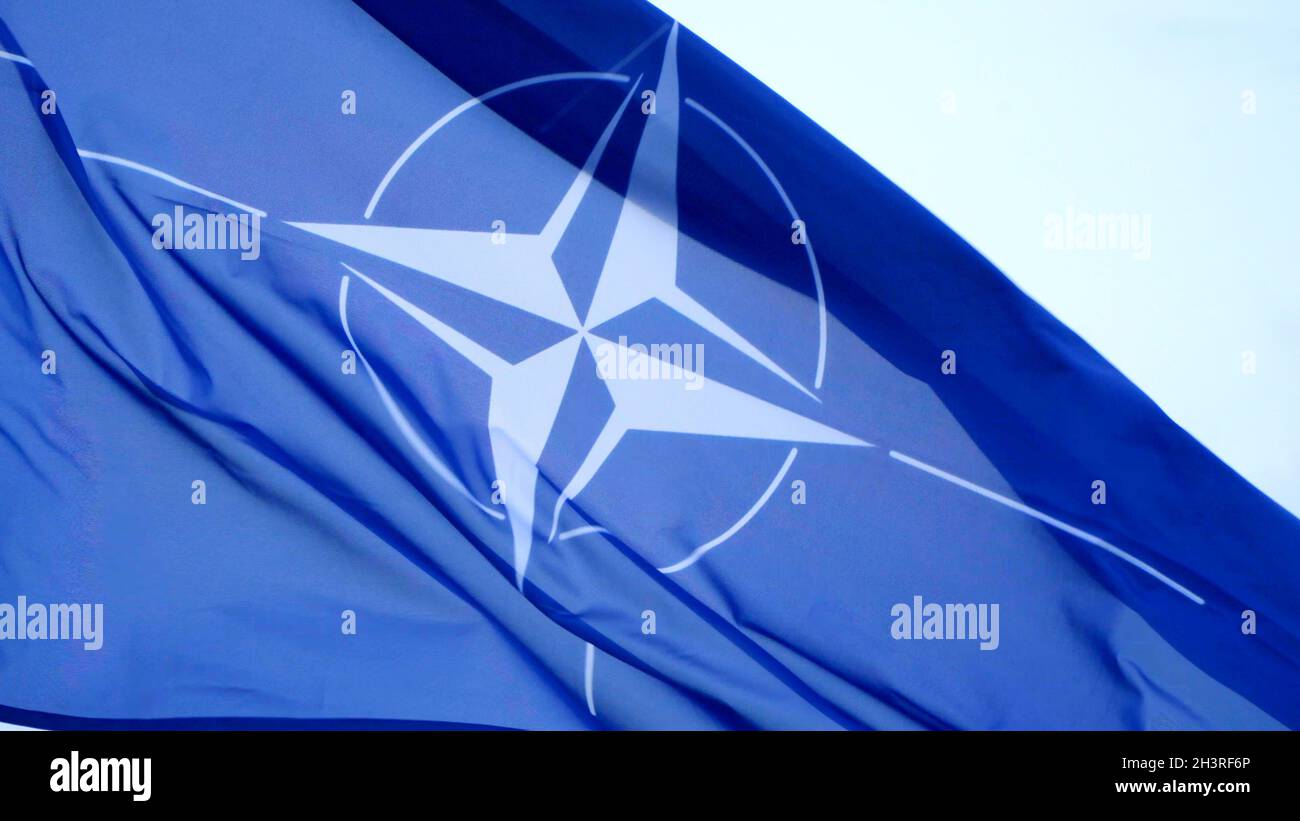 Große NATO-Flagge winkt auf der Stange. Stockfoto