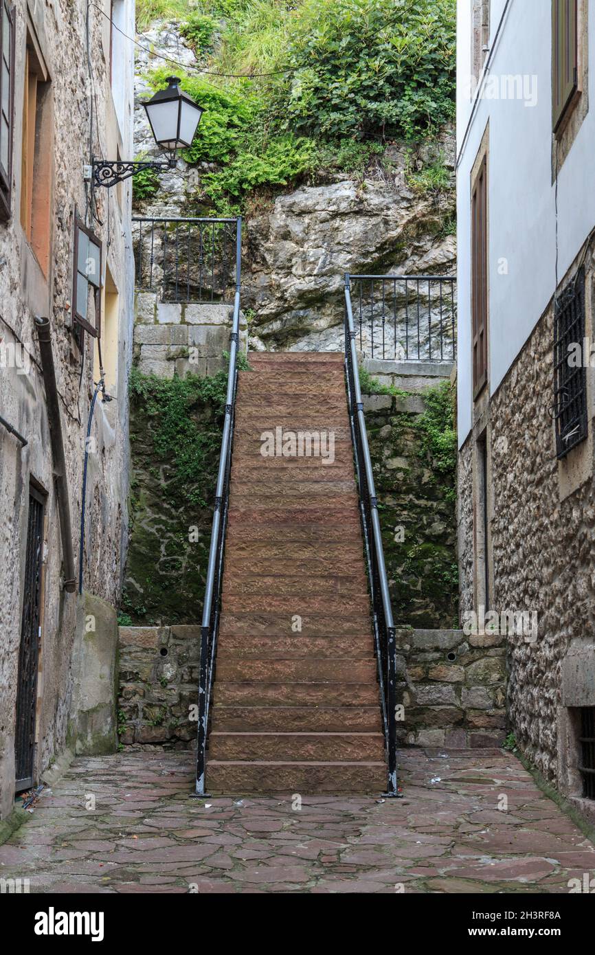 Vertikale Aufnahme einer schmalen Treppe zwischen zwei Häusern Stockfoto