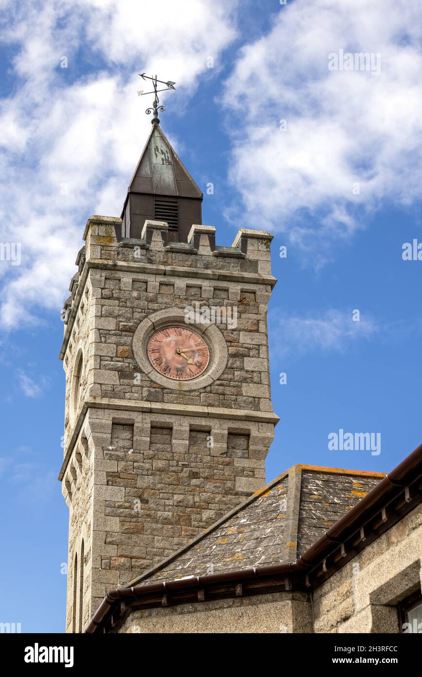 PORTHLEVEN, CORNWALL, UK - MAI 11 : Uhrturm des Bickford-Smith Instituts in Porthleven, Cornwall am 11. Mai 2021 Stockfoto