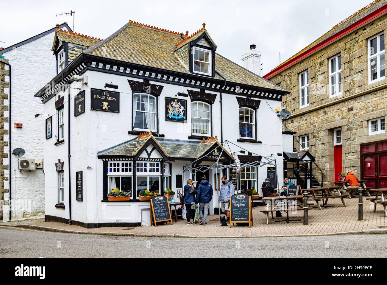 MARAZION, CORNWALL, Großbritannien - MAI 11 : Blick auf das öffentliche Haus von Kings Arms in Marazion in Cornwall am 11. Mai 2021. Nicht identifiziertes Peop Stockfoto