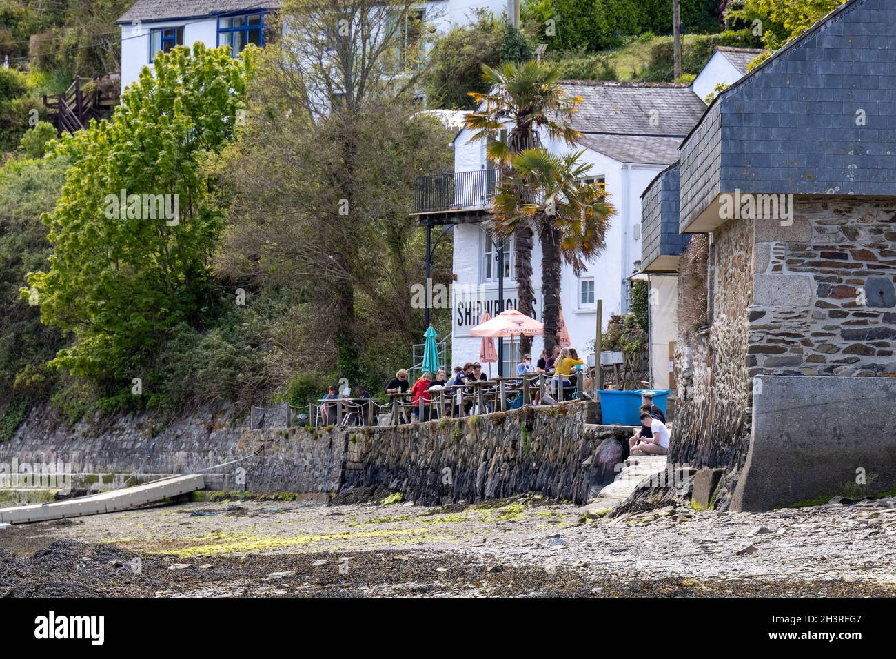 HELSTON, CORNWALL, Großbritannien - MAI 14 : am 14. Mai 2021 essen die Leute im Shipwright Arms in Helston, Cornwall. Unident Stockfoto