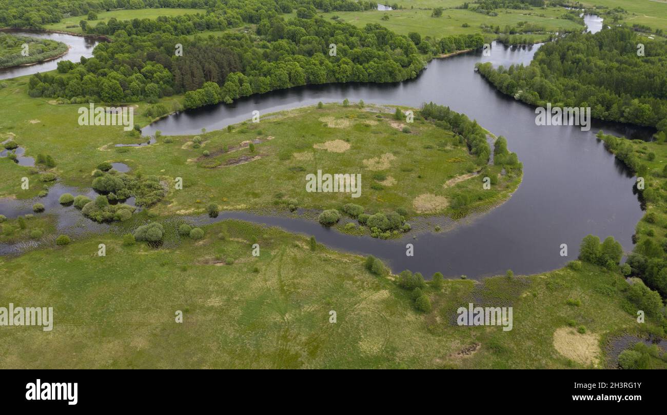Luftaufnahme des gewundenen Flussbettes mit Kanälen. Stockfoto