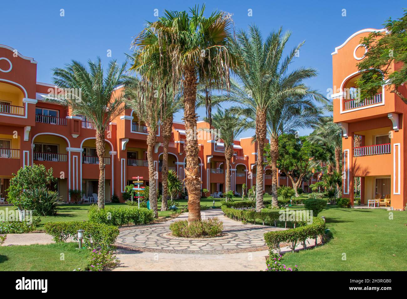 Hurghada, Ägypten - September 25 2021: Ägyptischer Garten mit Palmen im Hotel Caribbean World Resort Soma Bay Stockfoto