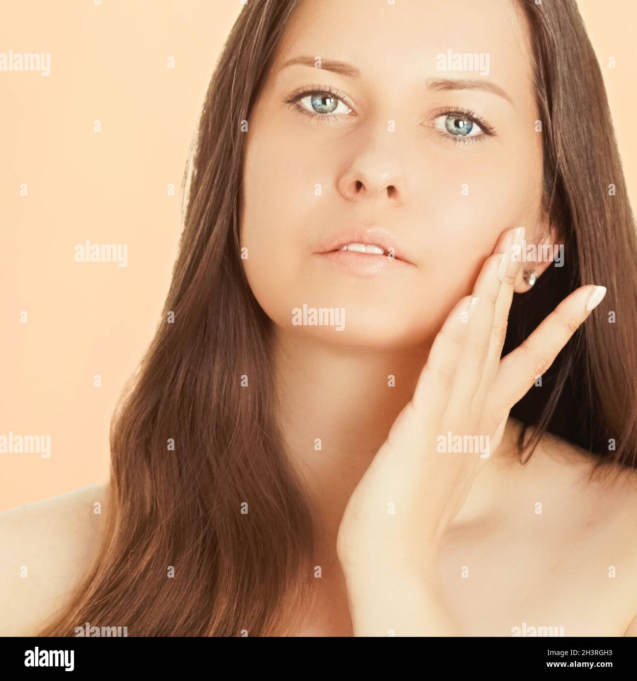 Sunny Face Portrait einer jungen Frau, Sonnenbräune Hautton und Beauty-Kosmetik. Schöne Brünette weibliche Modell mit natürlichen Bräune usin Stockfoto