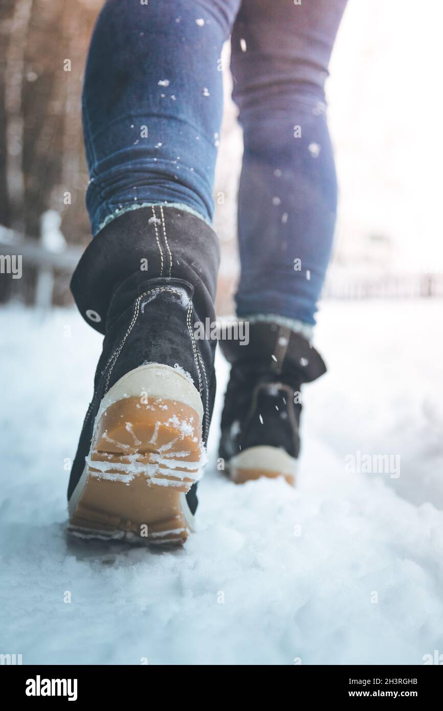 Mädchen läuft auf Schnee, Winter, Ausschnitt Stockfoto