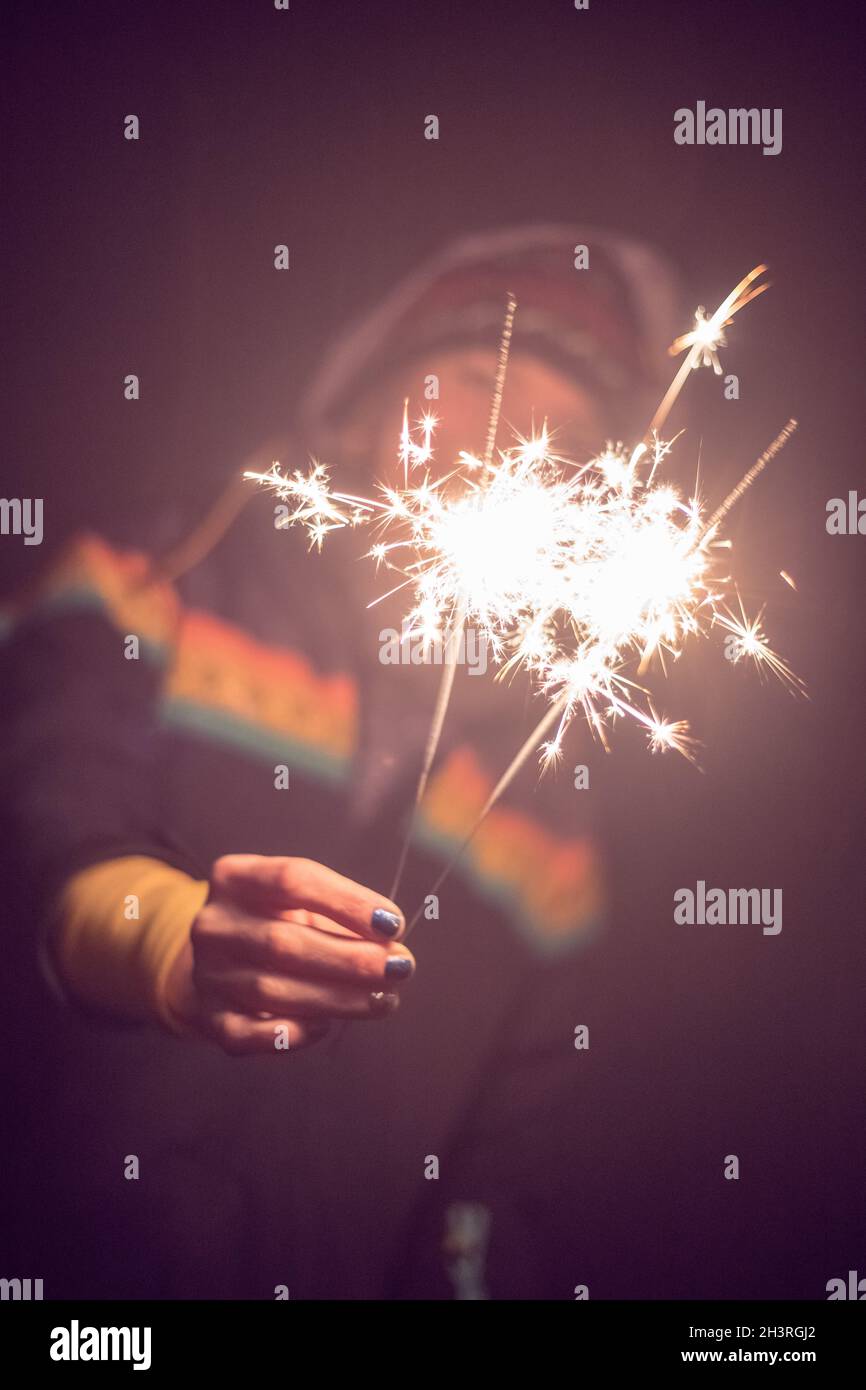 Glückliches Mädchen hält einen Funker im neuen Jahr Stockfoto