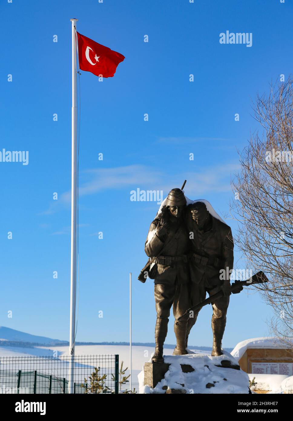 Sarikamis Märtyrerdenkmal in Sarikamis mit türkischer Flagge, Soldatenstatue. Stockfoto