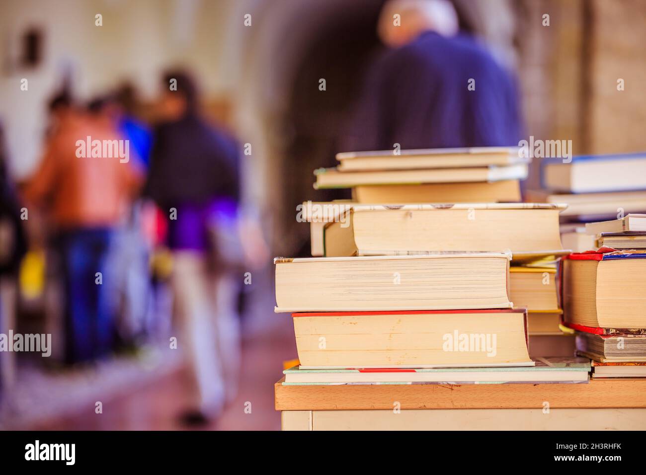 Stapel von Büchern auf einem Wohltätigkeitsbuchflohmarkt, Textraum Stockfoto