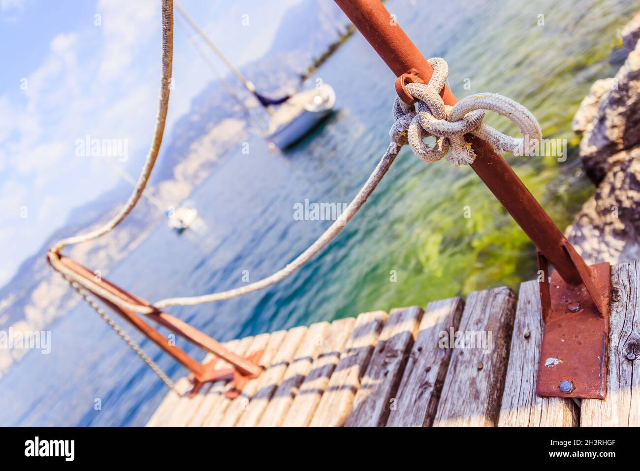 Segeln: Hölzerner Dock Pier, Segelboote im Hintergrund. Stockfoto