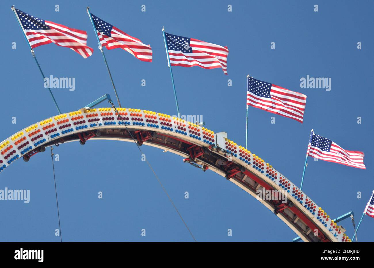 County Fair Carnival Fahrten mit American Flags Stockfoto