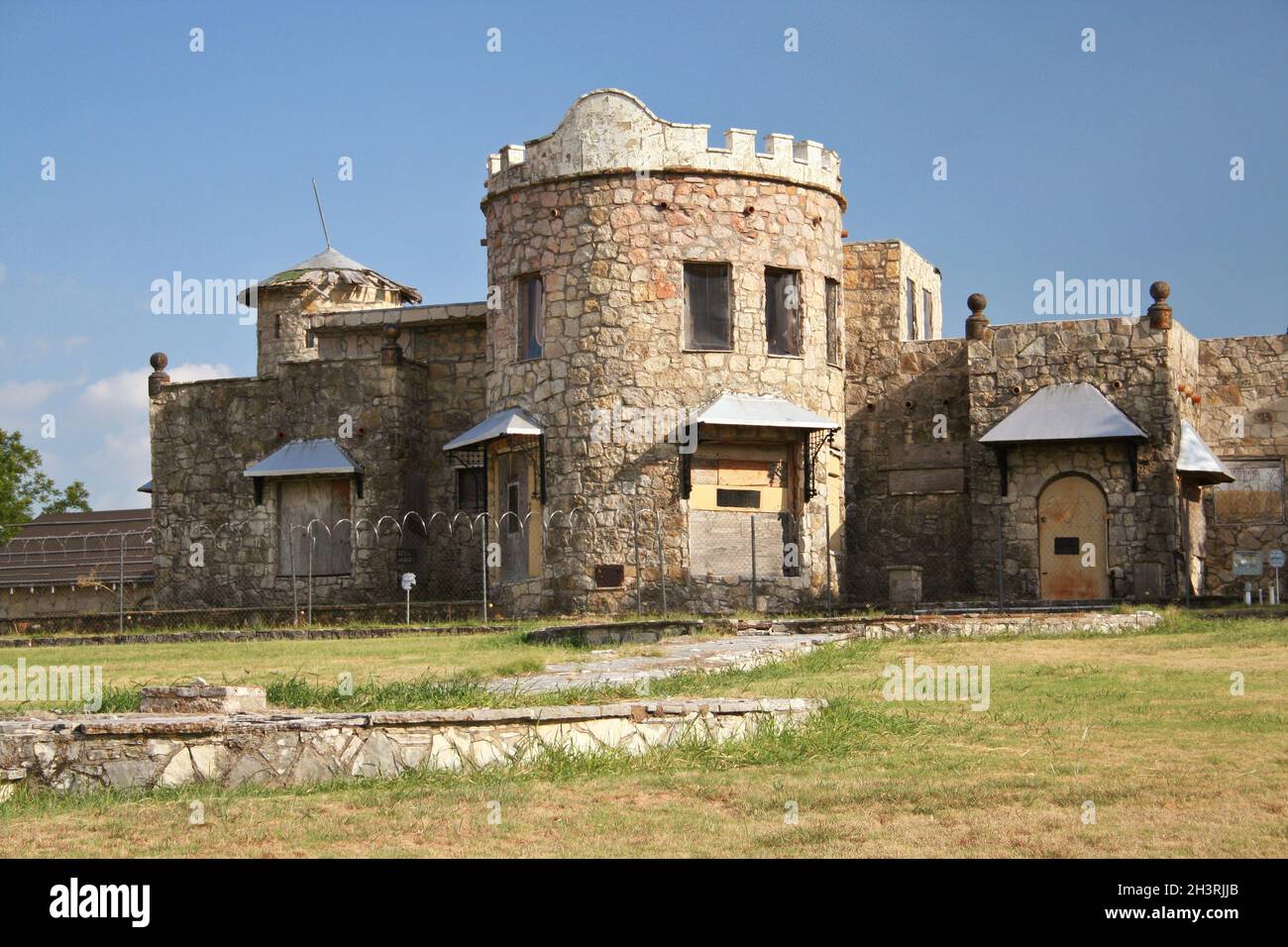 Verlassene Burg mit blauem Himmel im ländlichen Texas Stockfoto