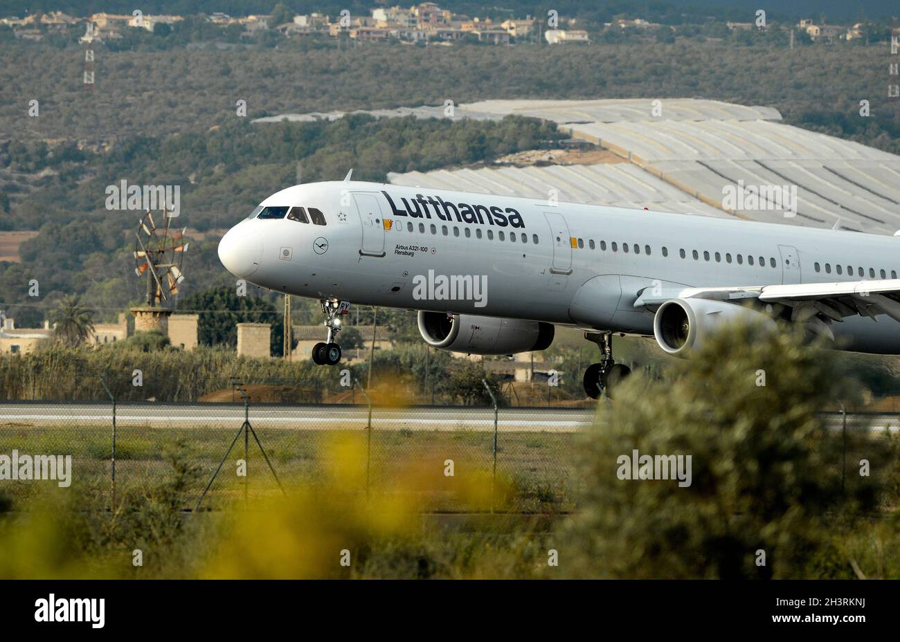 Airbus A321 Flugzeug der deutschen Lufthansa, Registrierung D-AIRY, nähert sich dem Flughafen Palma de Mallorca Stockfoto