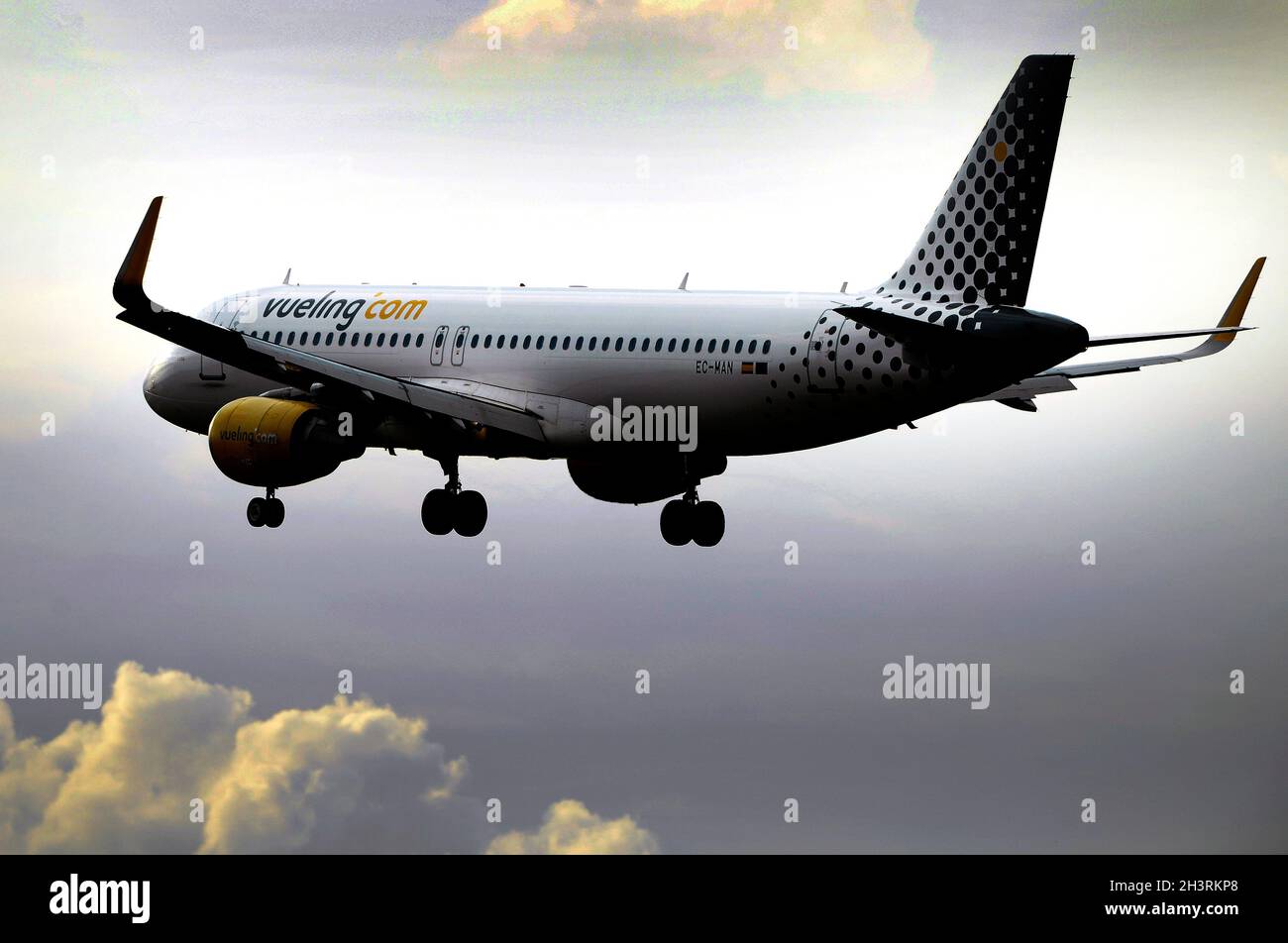Airbus-Flugzeug A320 der Firma Vueling, Platte EC-MAN, Ankunft am Flughafen Palma de Mallorca. Stockfoto