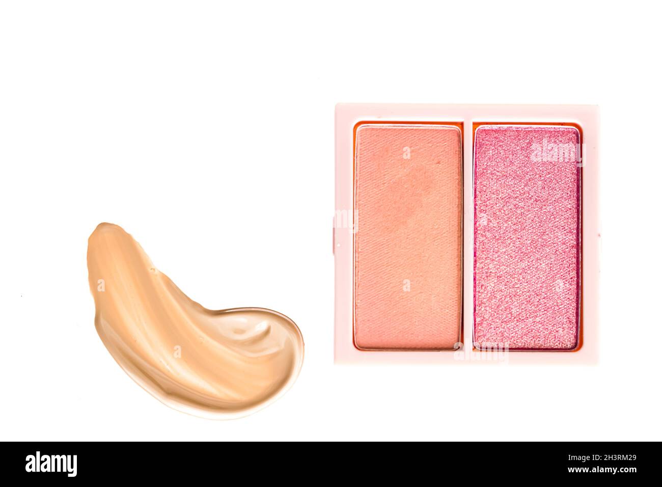Lidschatten Puder oder Rouge Make-up Palette als flaches Lay, rosa und orange kosmetische Abstrich, Lidschatten und Lipgloss isoliert auf weiß Stockfoto