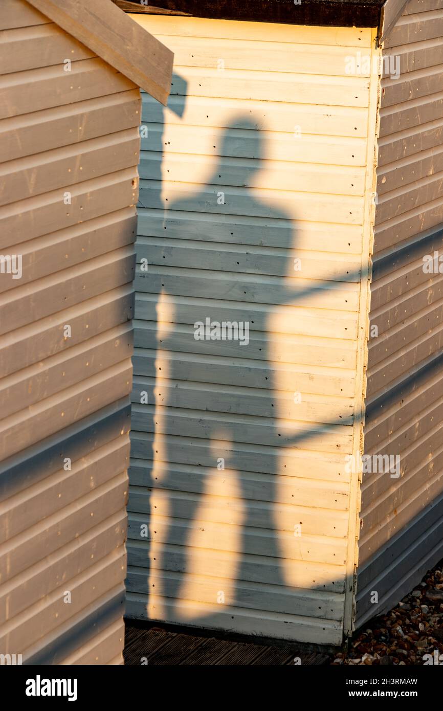 schatten der menschen im Abendlicht auf der weißen Strandhütte Stockfoto