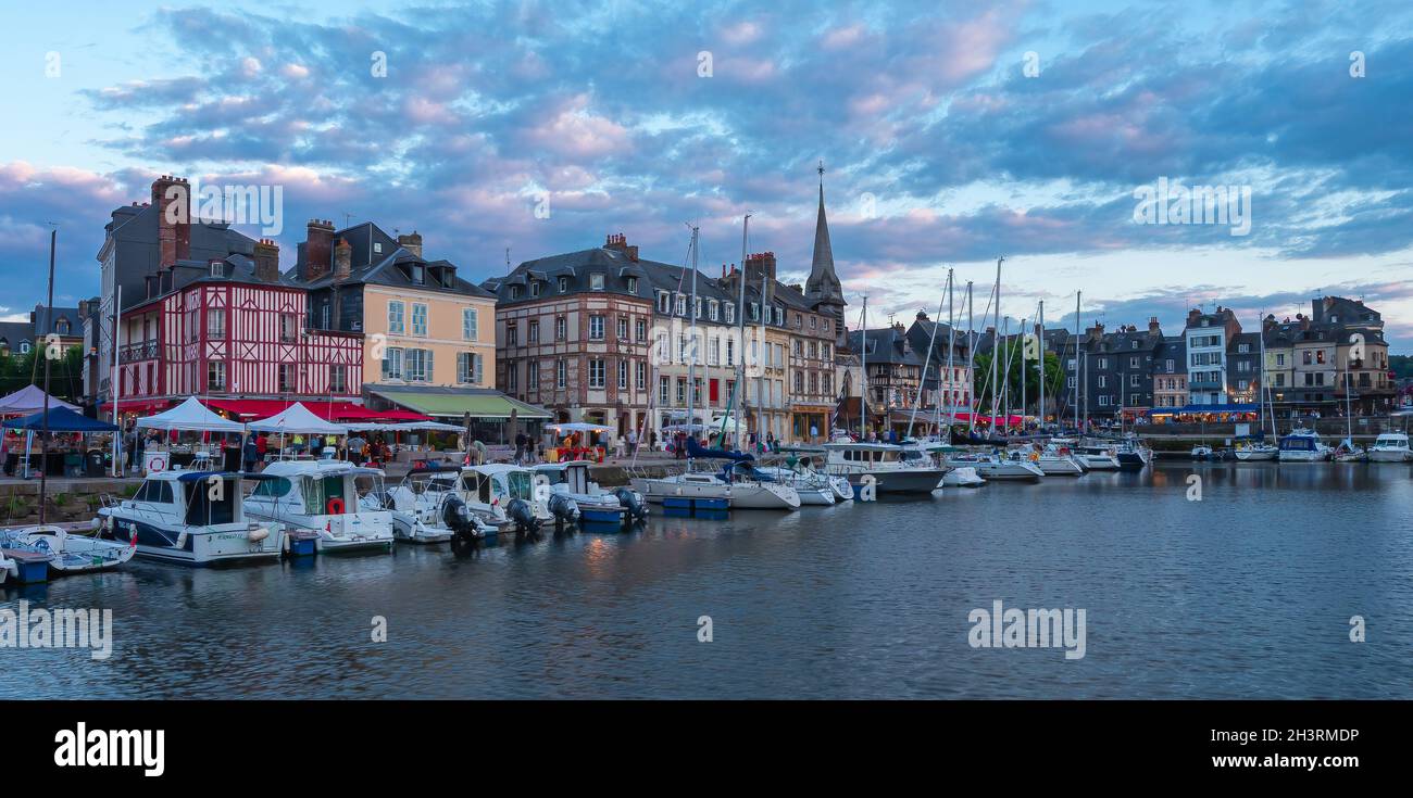 Honfleur, Frankreich - 28. Juli 2021: Honfleur ist eine französische Gemeinde im Département Calvados und ein berühmter Ferienort in der Normandie. Besonders bekannt für Stockfoto