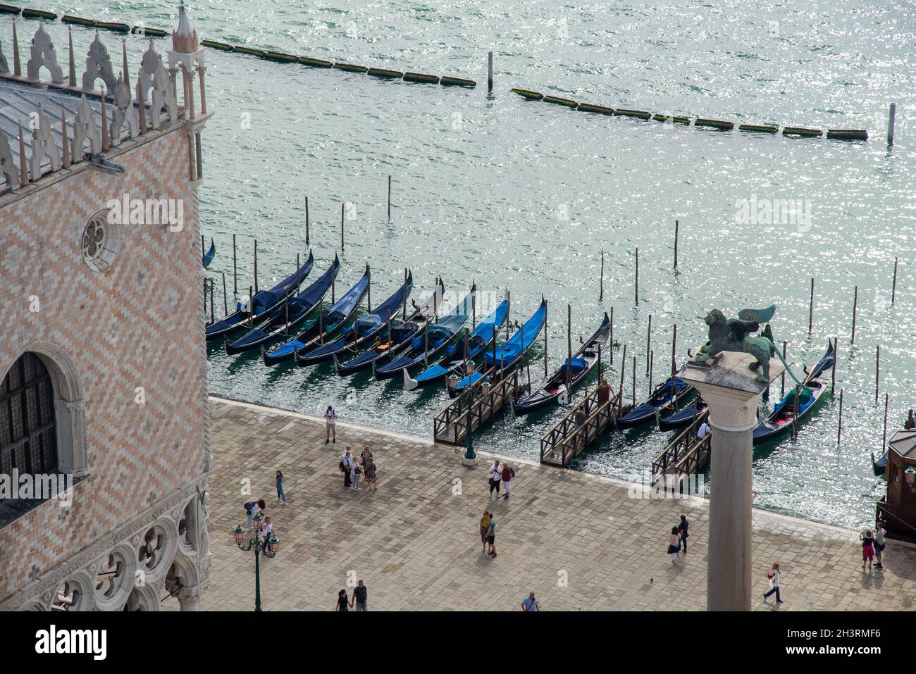 Blick auf Gondeln im palazzo ducale in Venedig, Italien Stockfoto