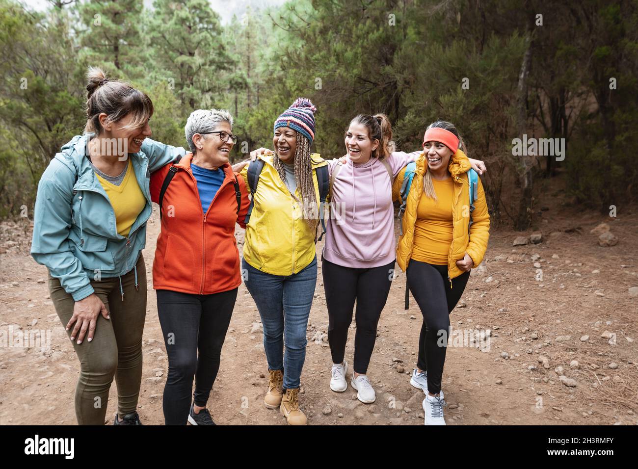 gruppe-von-frauen-mit-unterschiedlichen-alters-und-ethnien-spa-beim
