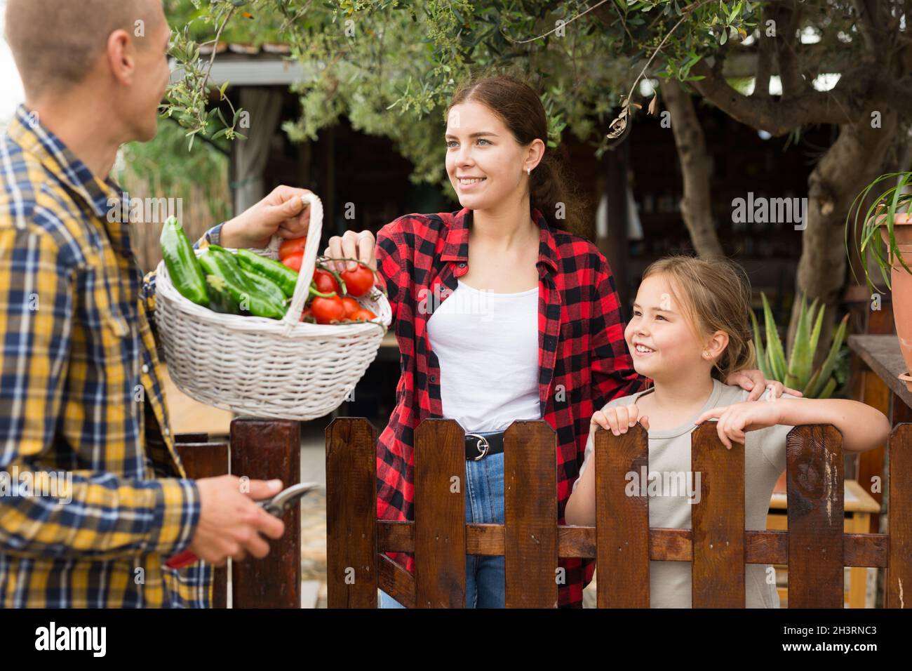 Familie spricht über reiche Ernte im Hinterhof Stockfoto