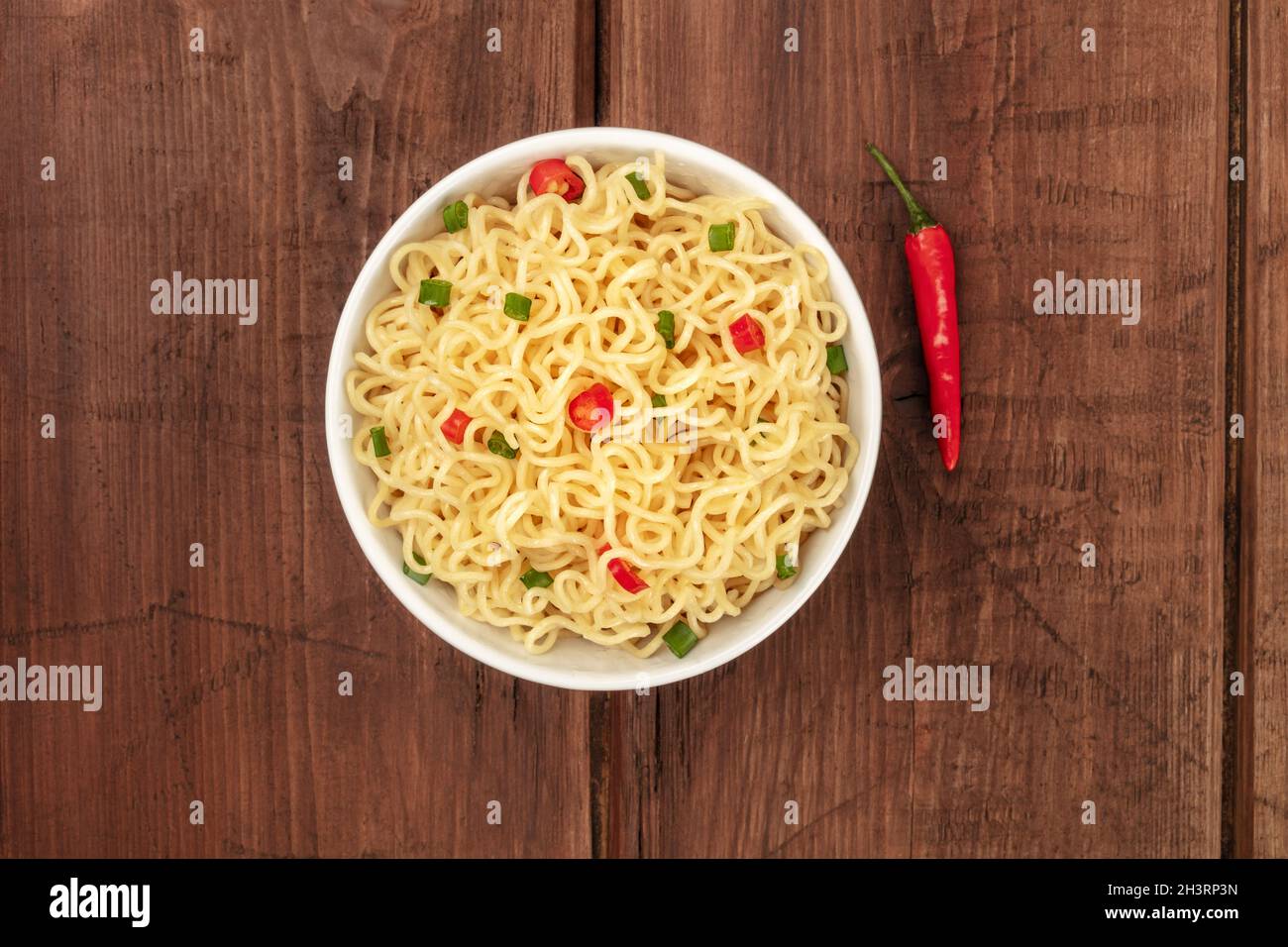 Foto von Nudeln mit Chilli und Platz zum Kopieren Stockfoto
