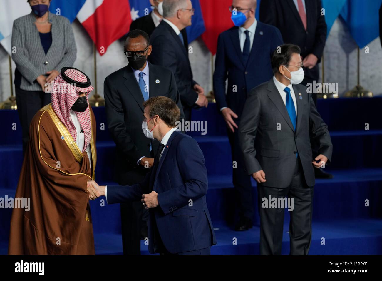 Der französische Präsident Emmanuel Macron begrüßt die Staats- und Regierungschefs der Welt, während sie sich während des G20-Gipfels in Rom, Italien, im Konferenzzentrum von La Nuvola zu einem Gruppenbild versammeln. Bilddatum: Samstag, 30. Oktober 2021. Stockfoto