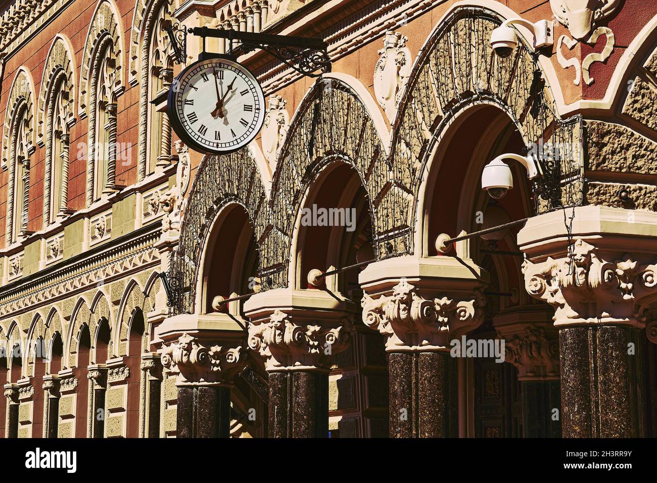 Straßenuhr und altes gotisches Gebäude am Nachmittag Stockfoto