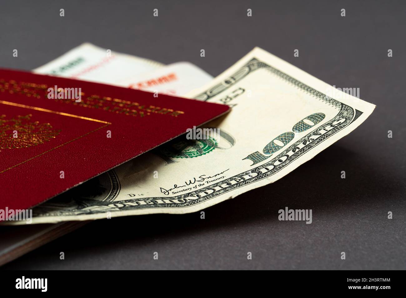 Russischer Reisepass mit US-Dollar und russischen Rubel-Banknoten Stockfoto