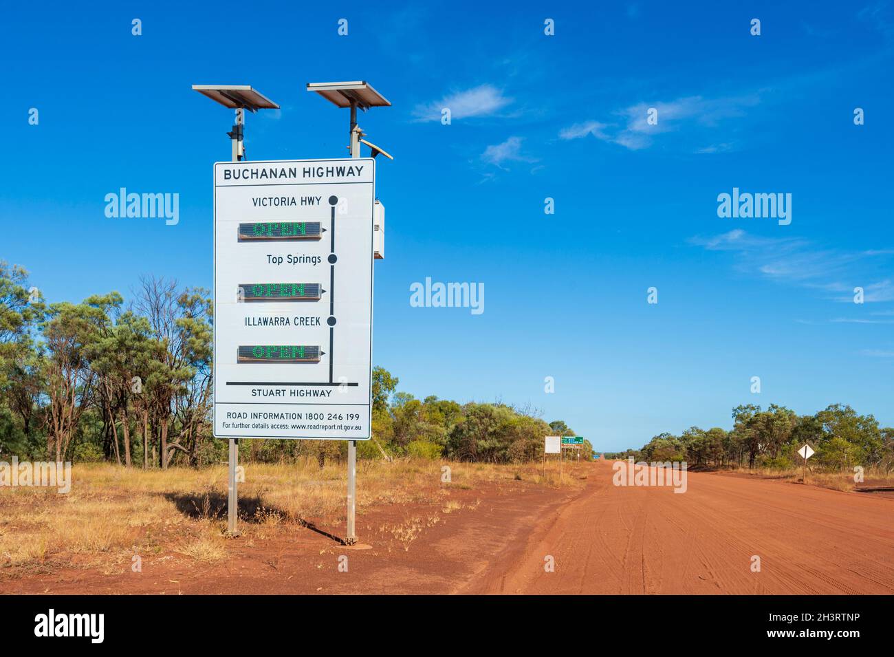 Straßenschild am Buchanan Highway mit offenen Straßen, Northern Territory, NT, Australien Stockfoto