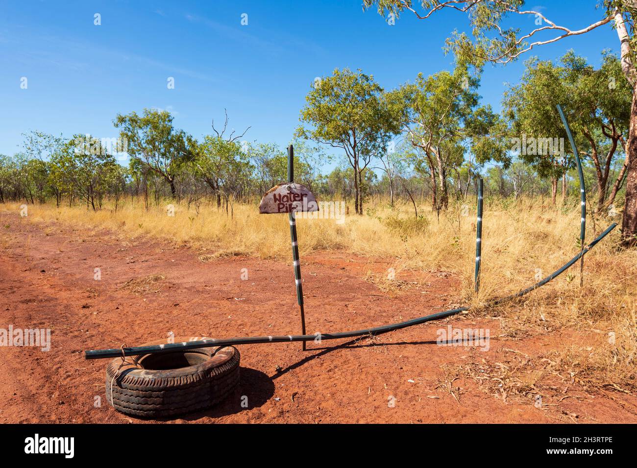 Markierung, die den Zugang zum Wasser entlang des abgelegenen Outback Buchanan Highway zeigt, benannt nach dem berühmten Pionier und Pastoralisten Nat Buchanan, Northern Territ Stockfoto