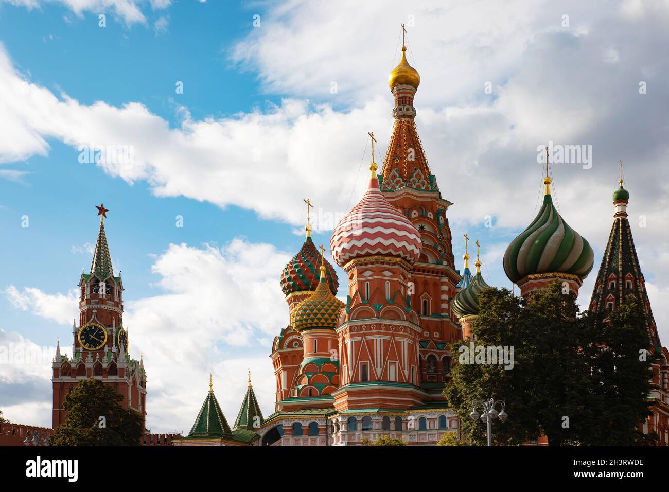 Die Basilius-Kathedrale auf dem roten Platz und die kremluhr in Moskau, Russland Stockfoto