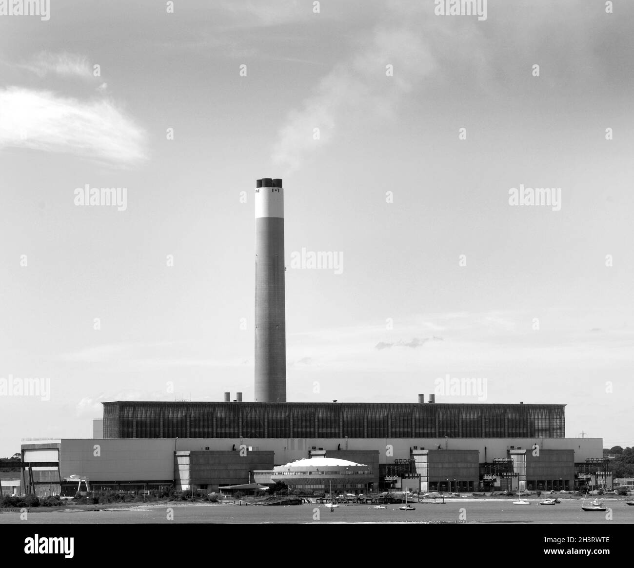 Historischer Blick auf das Fawley Kraftwerk von Calshot Spit, New Forest, Hampshire, England, Großbritannien Stockfoto