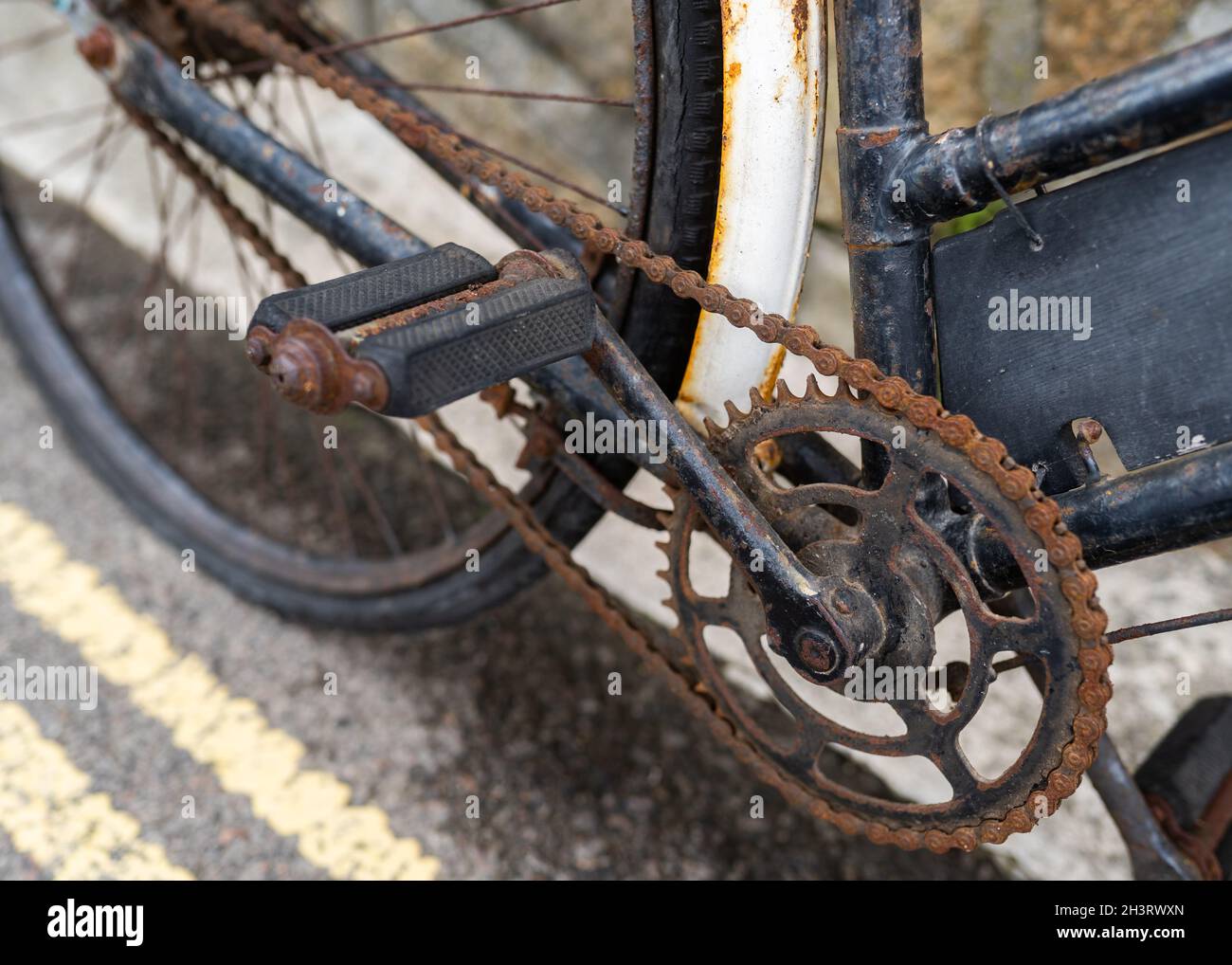 Rostige alte Fahrradkette, die Öl und Wartung benötigt. Das Wetter war  verrostet und funktionierte nicht mehr Stockfotografie - Alamy