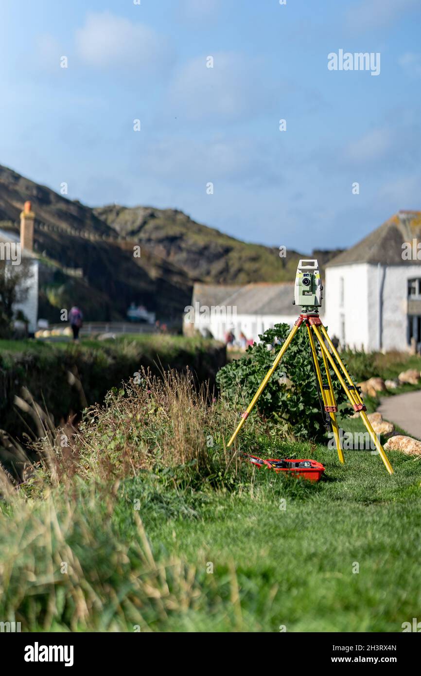 Bauvermessung digital analog Laser dot Ausrüstung auf Stativ Vermessung Baustraßen. Gelbes, modernes Vermessungsteleskop im Stadtzentrum Stockfoto