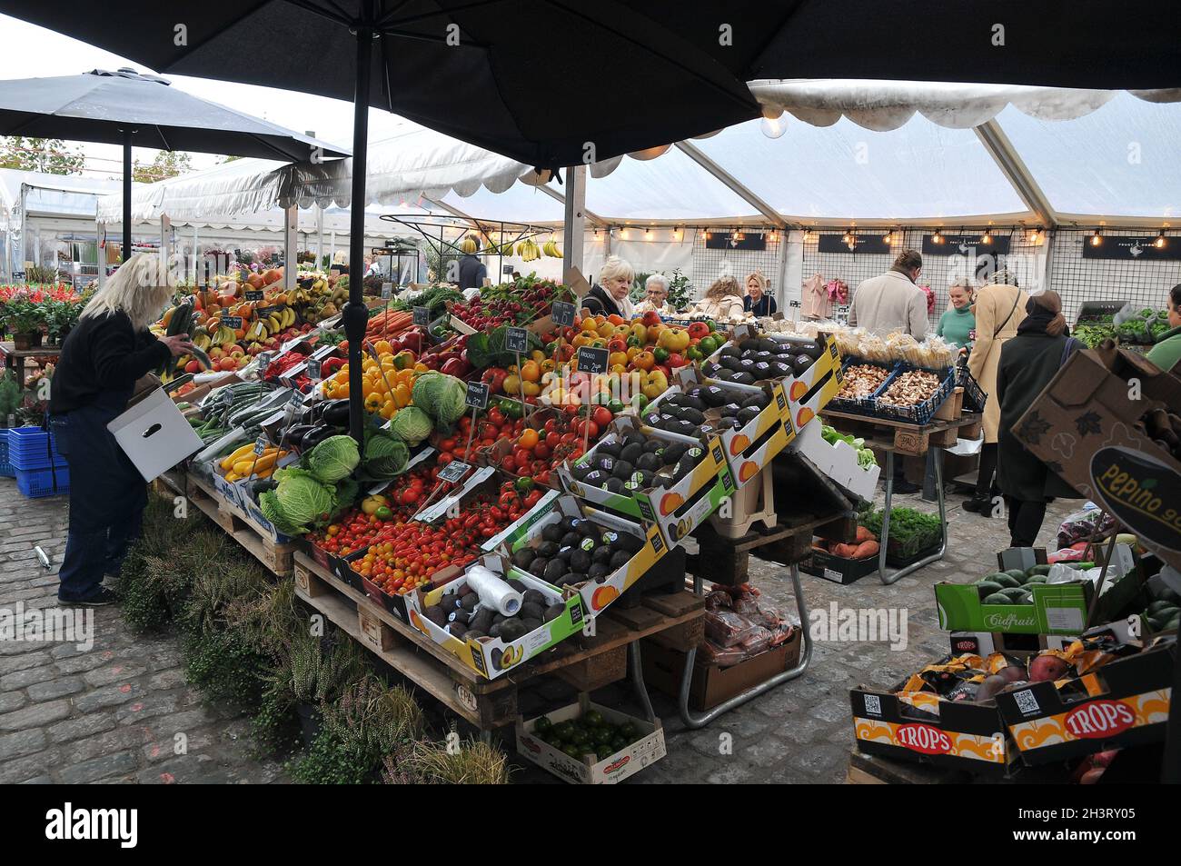 Kopenhagen, Dänemark.,20. Oktober 2021, /Gemüse- und Obstkunden bei Obst und Gemüse in Torvhallerne in der dänischen Hauptstadt.(Foto..Francis Joseph Dean/Dean Pictions) Stockfoto