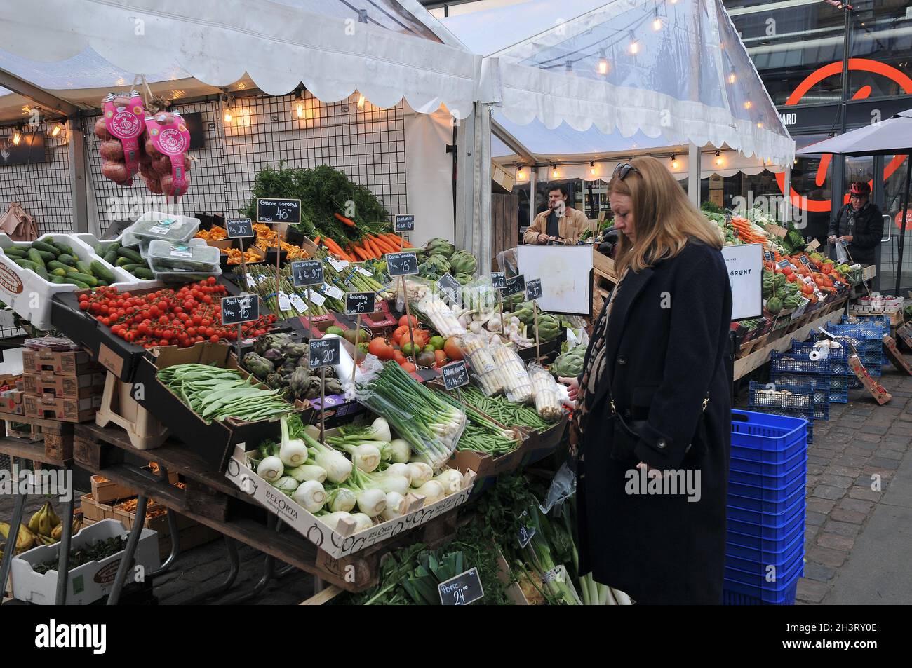 Kopenhagen, Dänemark.,20. Oktober 2021, /Gemüse- und Obstkunden bei Obst und Gemüse in Torvhallerne in der dänischen Hauptstadt.(Foto..Francis Joseph Dean/Dean Pictions) Stockfoto