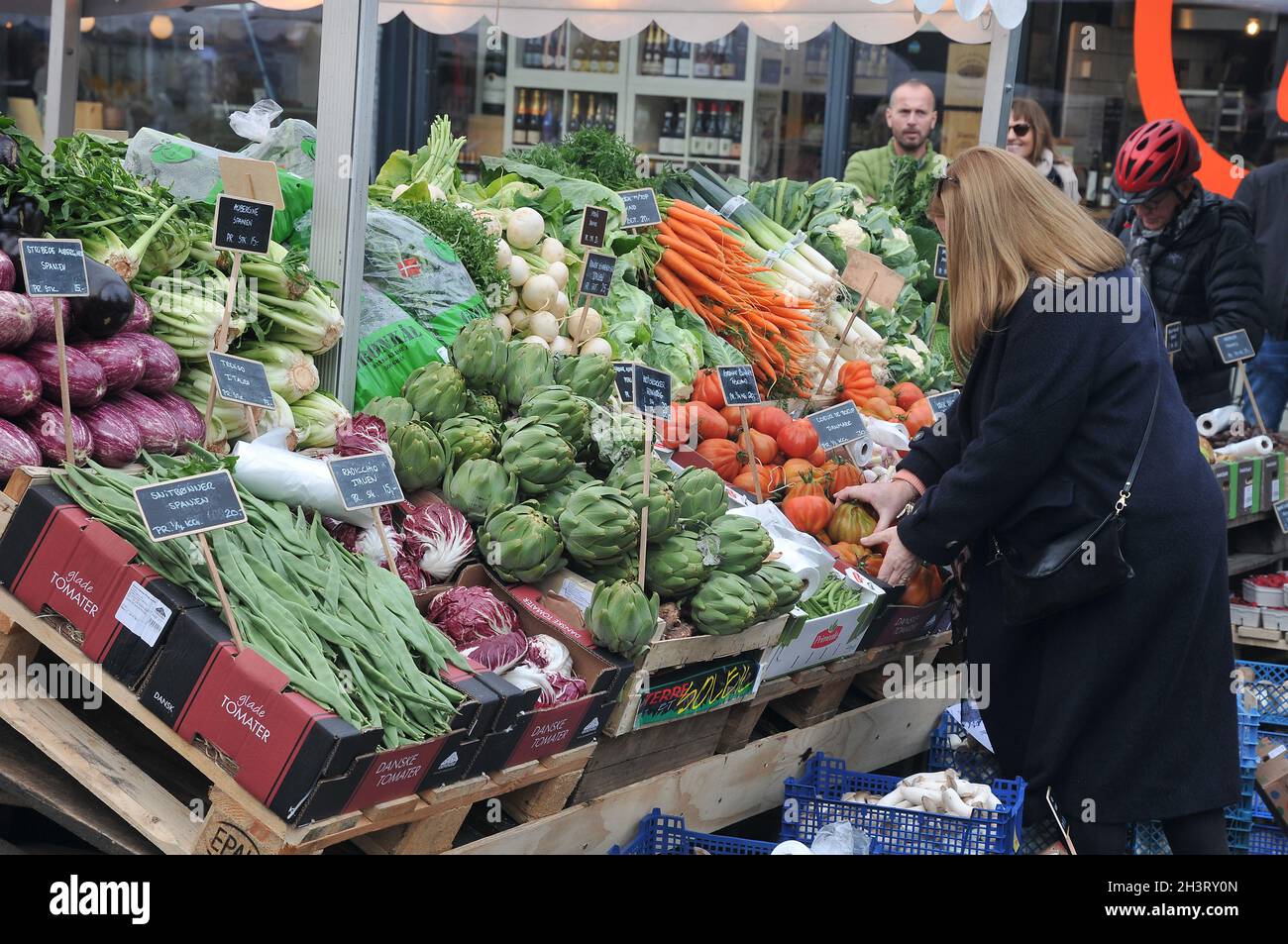 Kopenhagen, Dänemark.,20. Oktober 2021, /Gemüse- und Obstkunden bei Obst und Gemüse in Torvhallerne in der dänischen Hauptstadt.(Foto..Francis Joseph Dean/Dean Pictions) Stockfoto