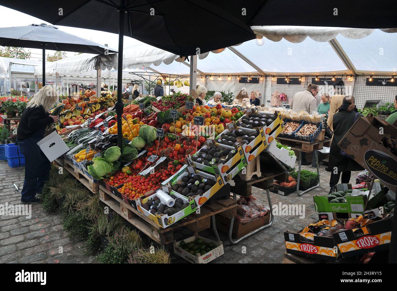 Kopenhagen, Dänemark.,20. Oktober 2021, /Gemüse- und Obstkunden bei Obst und Gemüse in Torvhallerne in der dänischen Hauptstadt.(Foto..Francis Joseph Dean/Dean Pictions) Stockfoto