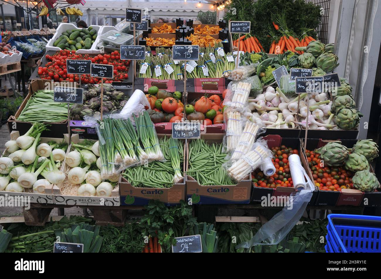 Kopenhagen, Dänemark.,20. Oktober 2021, /Gemüse- und Obstkunden bei Obst und Gemüse in Torvhallerne in der dänischen Hauptstadt.(Foto..Francis Joseph Dean/Dean Pictions) Stockfoto