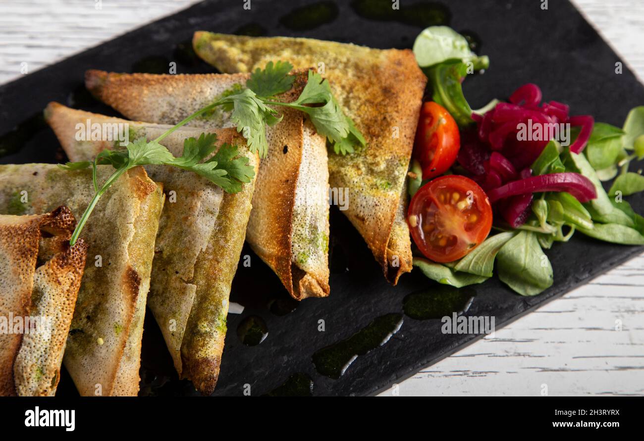 Nahaufnahme einiger Samosas, gefüllt mit Gemüse Stockfoto